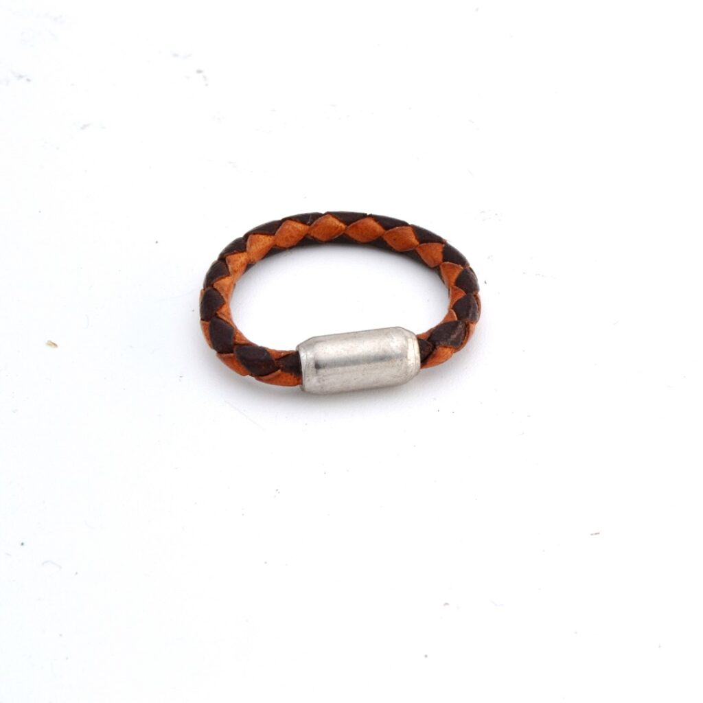 Anillo Cinco en cuero y metal