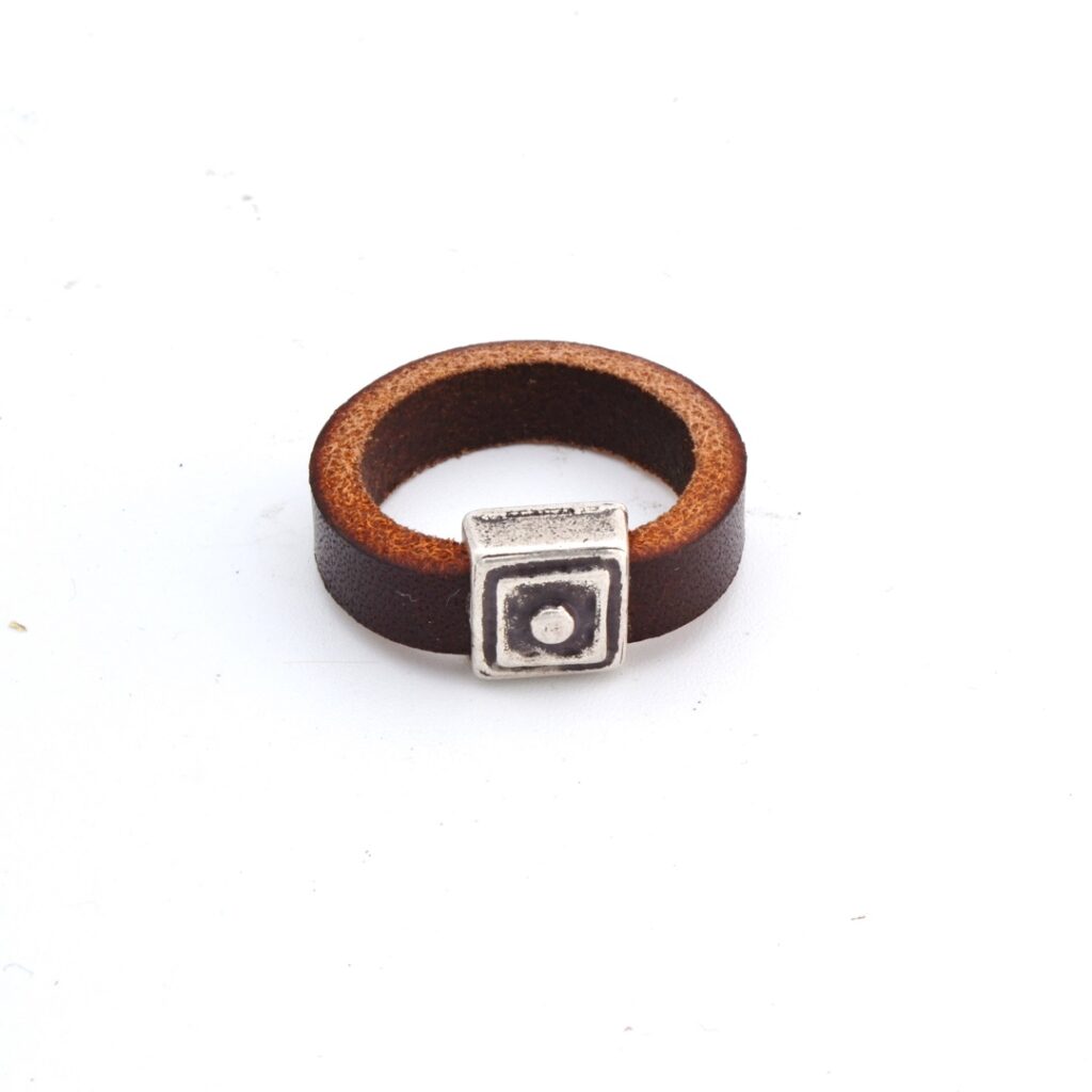 Anillo Dos en cuero y metal