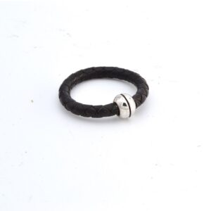 Anillo Seis en cuero y metal