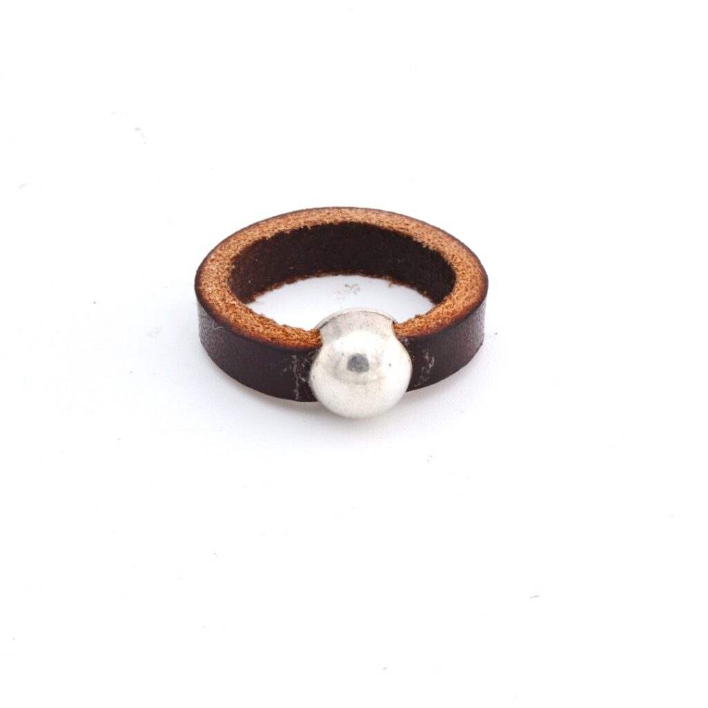 Anillo TRES en cuero y metal