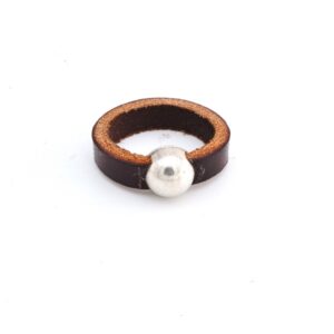 Anillo TRES en cuero y metal