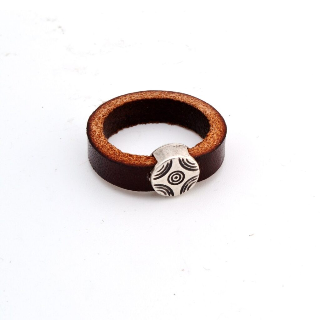 Anillo en cuero y metal UNO