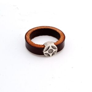 Anillo en cuero y metal UNO
