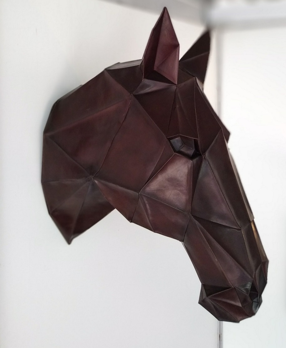 Caballo Totilas realizado en cueroflexia