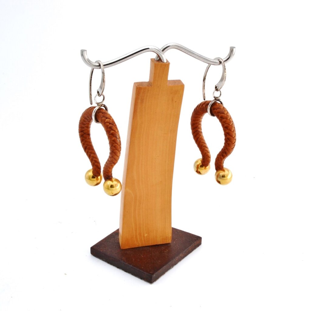 Pendientes Omega cuero color camel y acero dorado
