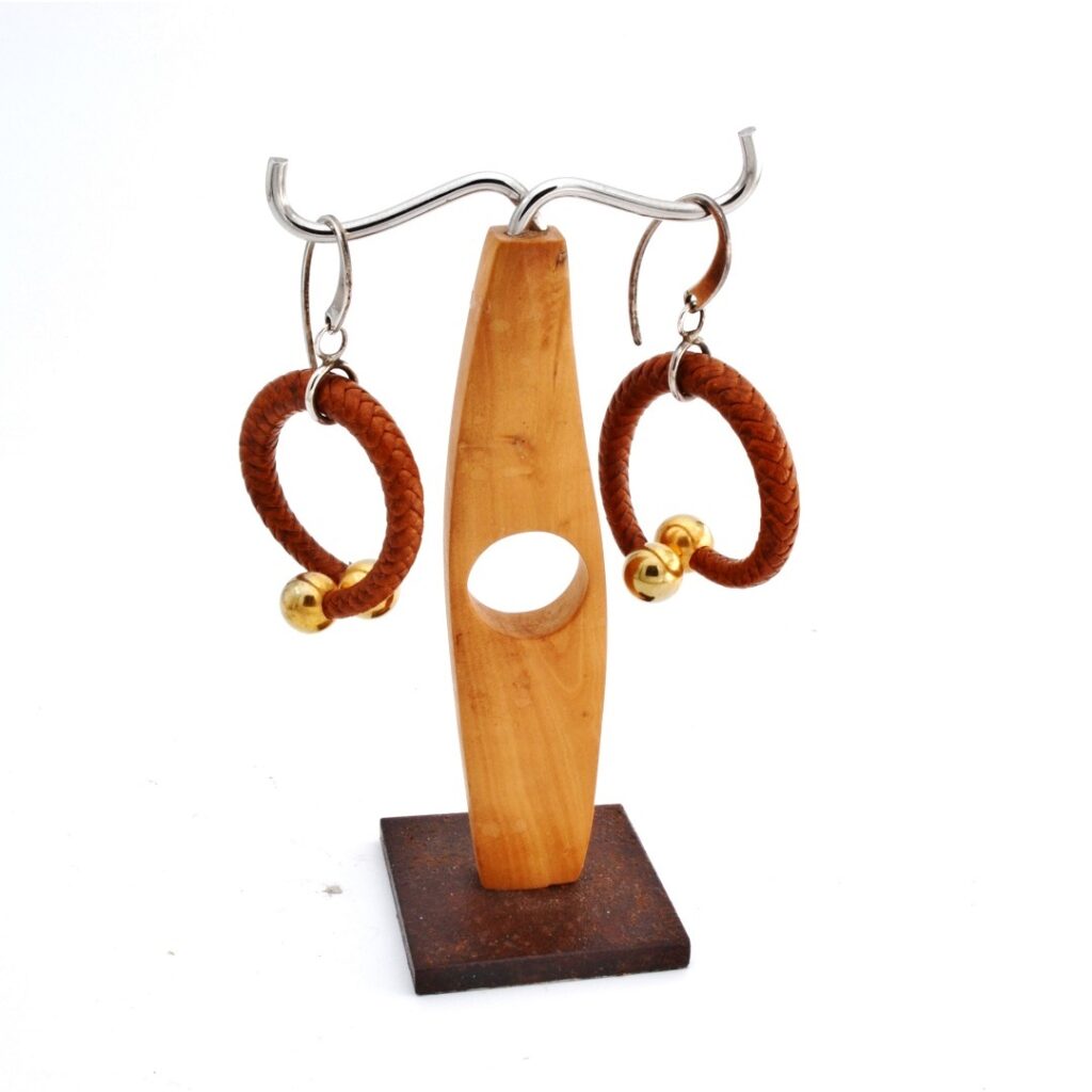Pendientes Torques cuero color camel y acero dorado