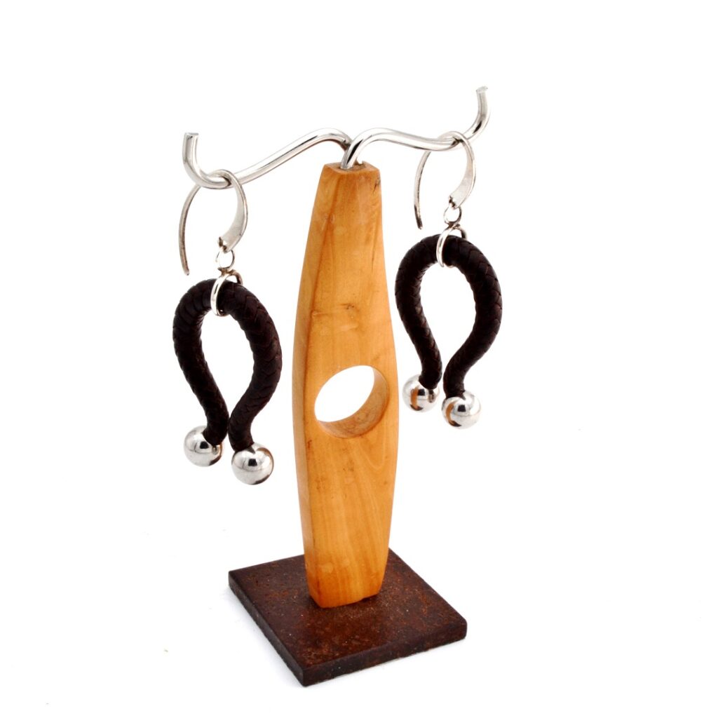 Pendientes Omega cuero negro y plata y acero