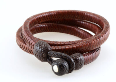 Pulsera de cuero y plata Doble V 2