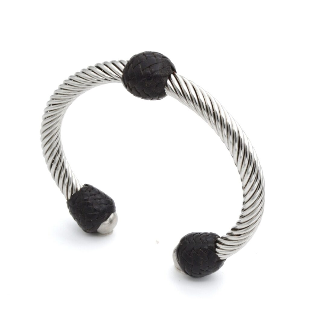 Pulsera Torque en acero y cuero vista vertical